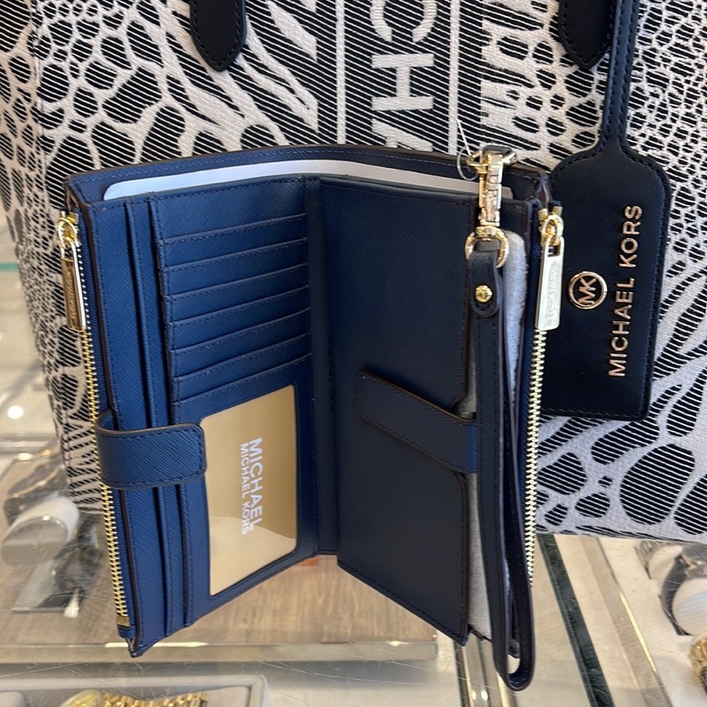 MICHAEL KORS LARGE DOUBLE ZIP WRISTLET WALLET PHONE CASE
Navy NWT - Picture 6 of 16